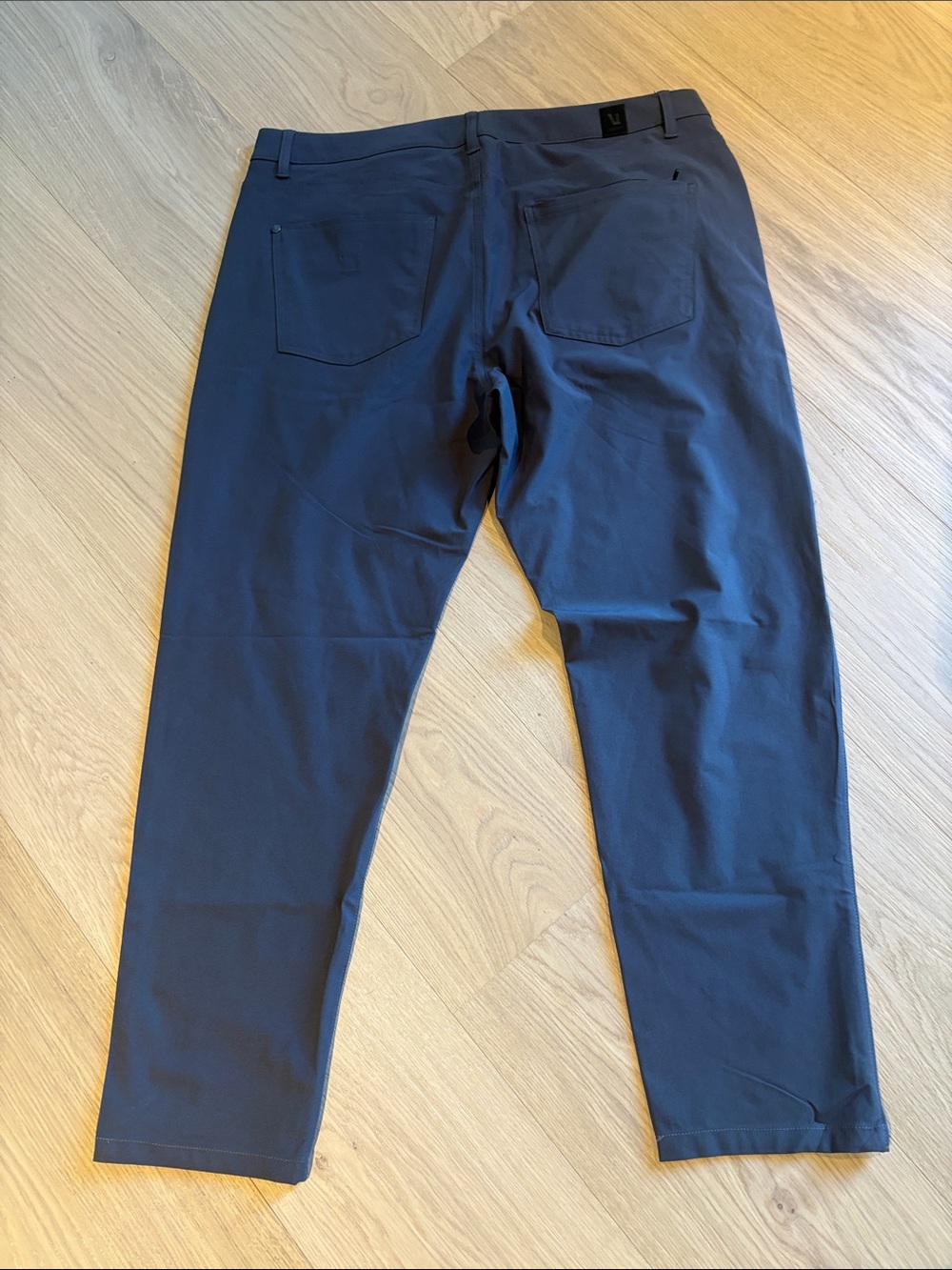 Vuori Meta pants Men's deep grey tapered chino - Picture 6 of 6